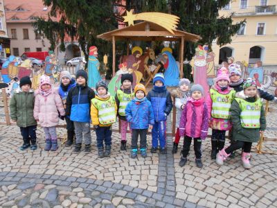 Návštěva knihovny a procházka po vánočně vyzdobeném náměstí