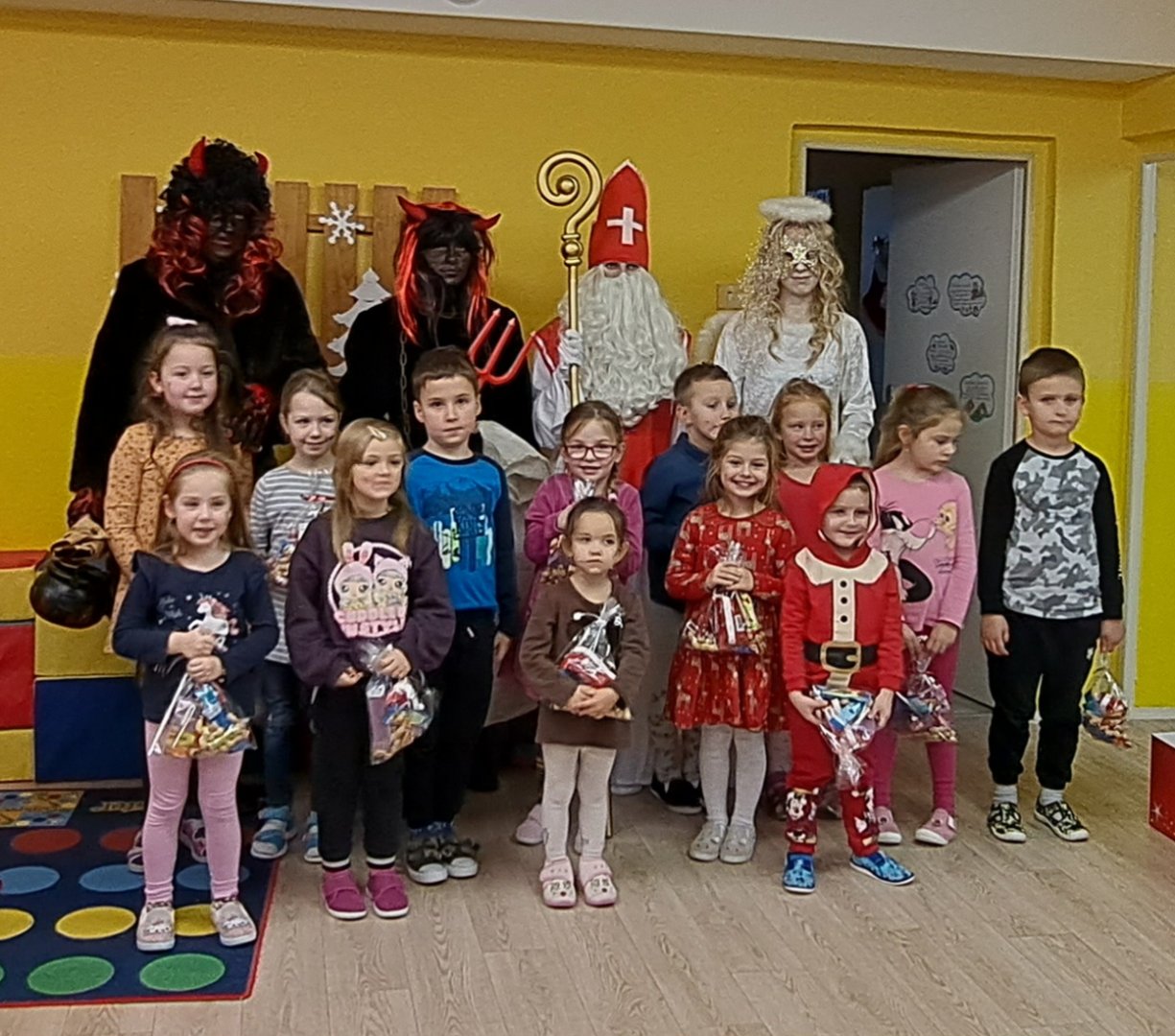 MIKULÁŠ S ČERTEM A ANDĚLEM V MŠ