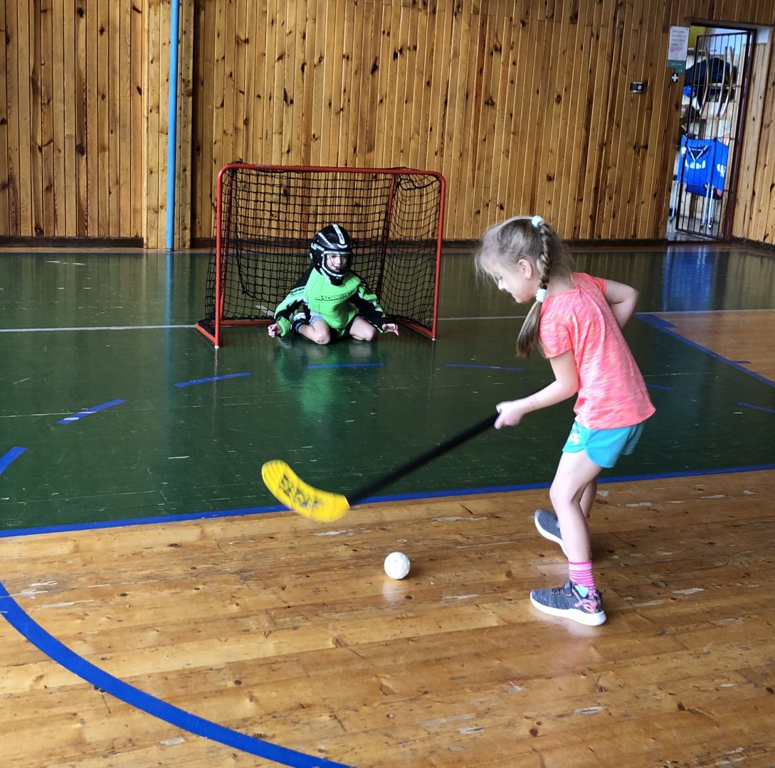 Cvičení v tělocvičně s předškoláky